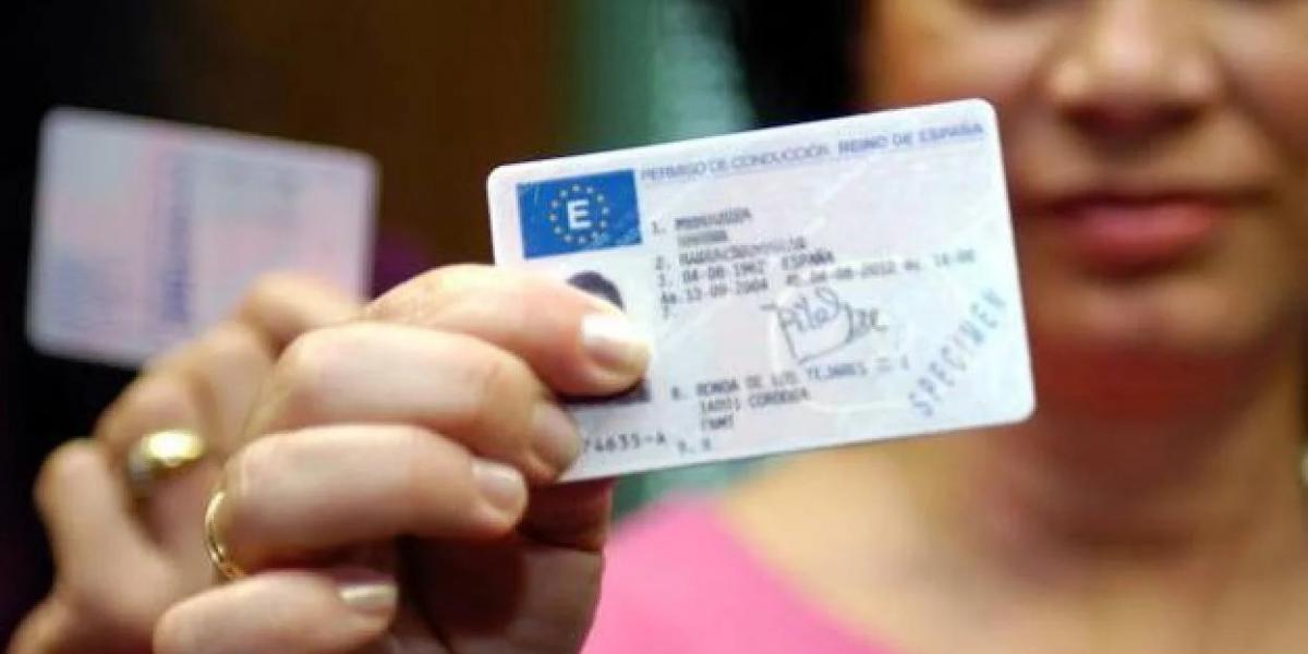 Mujer sosteniendo permiso de conducción