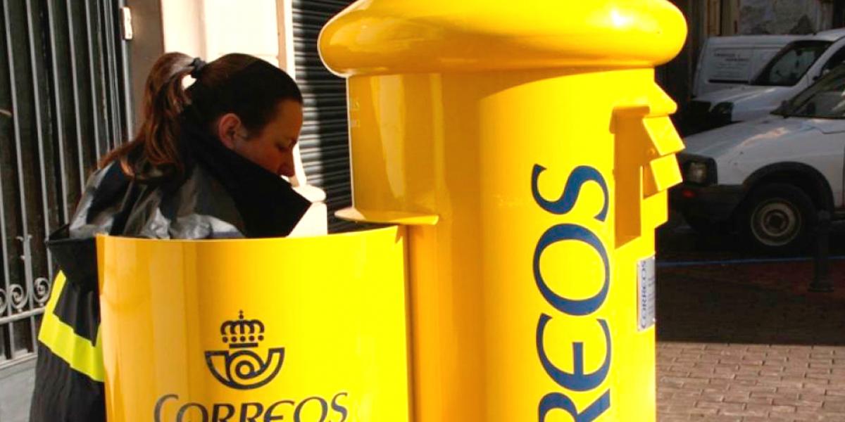 Una trabajadora de Correos