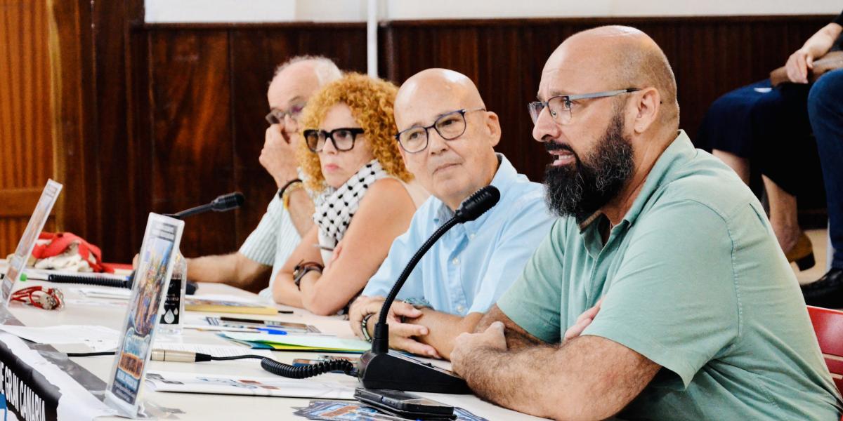 Santiago Domínguez Cabrera, Coordinador del Sector de Carretera de la FSC-CCOO Canarias, interviniendo en rueda de prensa